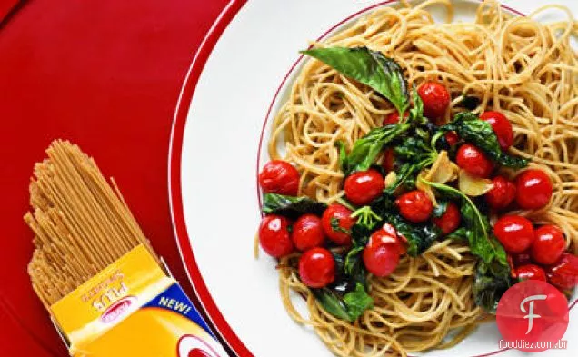 Macarrão com tomate quente e manjericão