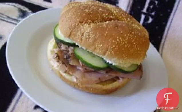 Queijo creme de endro, rosbife e sanduíches de pepino