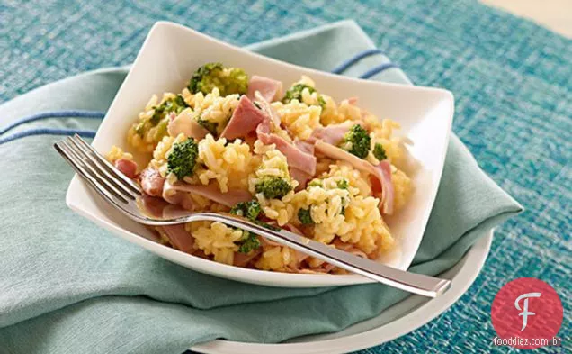 Arroz de queijo de 15 minutos com presunto e brócolis