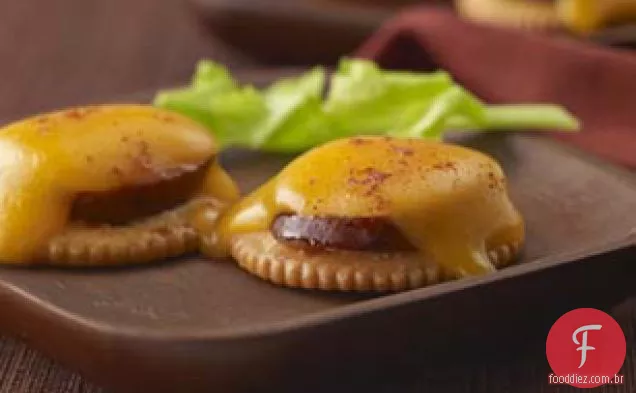 Salsicha defumada estilo Memphis e Topper de queijo