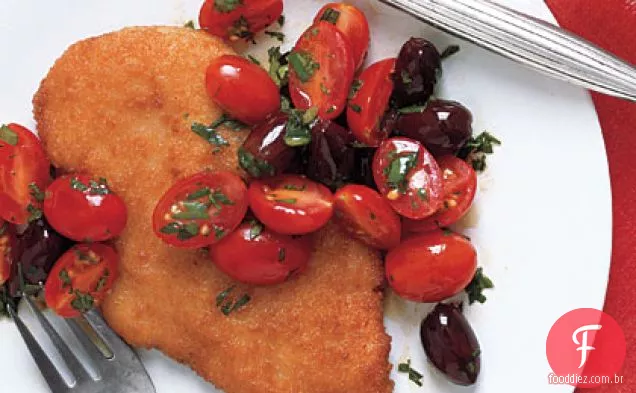 Peitos de frango com salada de azeitona de tomate