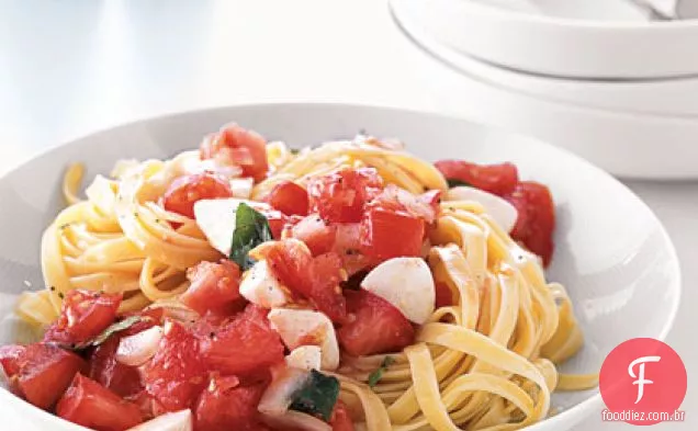 Macarrão com tomate marinado e mussarela