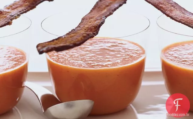 Sopa de tomate esfumaçado com Bacon cristalizado a bordo