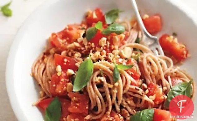Espaguete Farro Com Tomate Fresco E Amêndoas Marcona