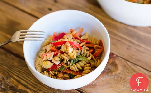 Salada De Macarrão Tailandês De Amendoim