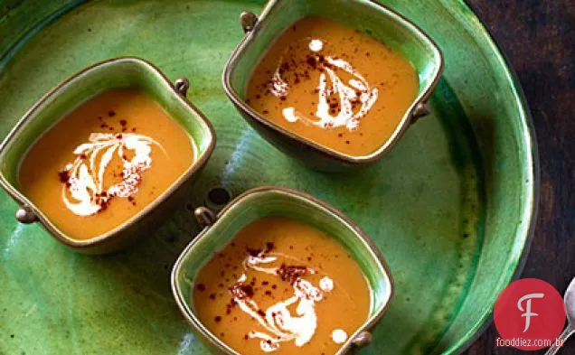 Sopa de abóbora de Inverno Com Chile vermelho e hortelã