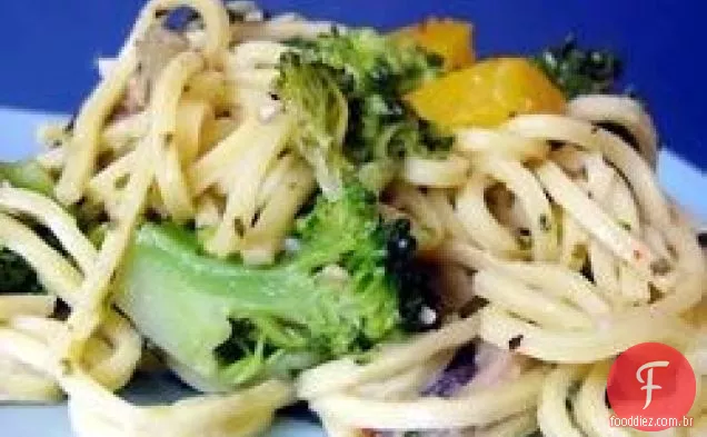 Linguini com brócolis e pimentão vermelho