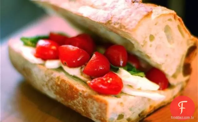 Almoço De Verão Sanduíche Caprese Com Tomates Balsâmicos
