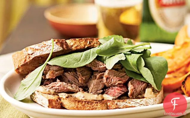 Sanduíches de bife com maionese Worcestershire