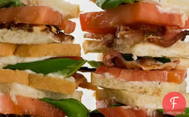 Mini Bacon Tomate E Manjericão Sanduíches