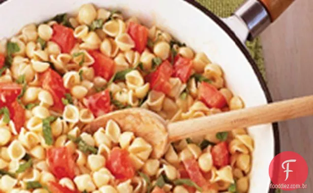 Conchas com tomate e manjericão
