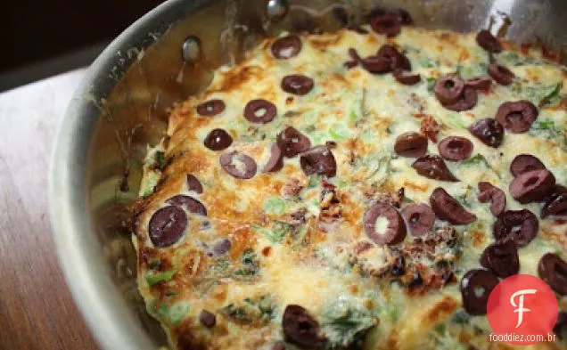 Frittata com queijo, tomates secos ao sol e manjericão