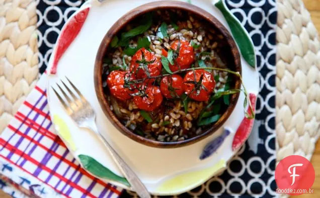 Tomate Assado E Salada De Farro De Cebola Caramalizada