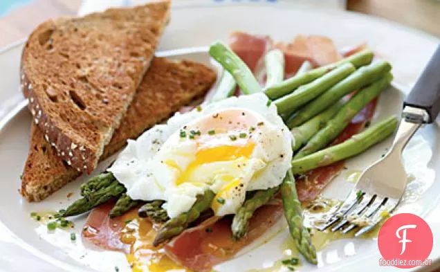Salada de espargos com ovos escalfados macios, Prosciutto e vinagrete de Cebolinha