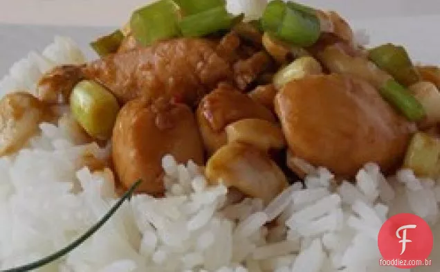 Frango tailandês com castanha de caju