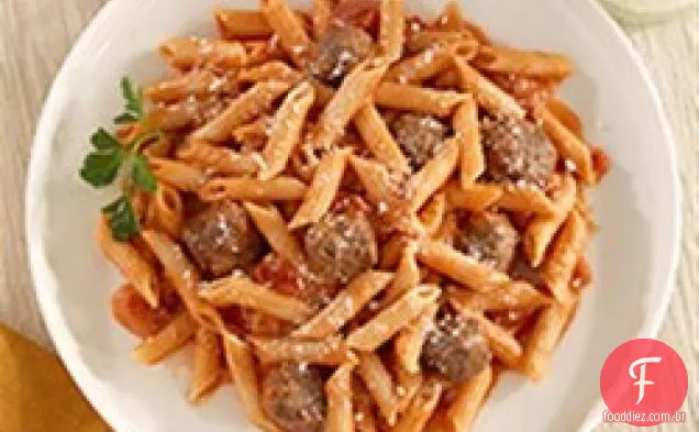Barilla ® White Fiber Mini Penne com molho de tomate cremoso, almôndegas e queijo Parmigiano