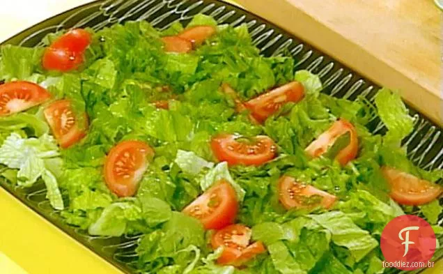 Feijão frito e alface, tomate e limão