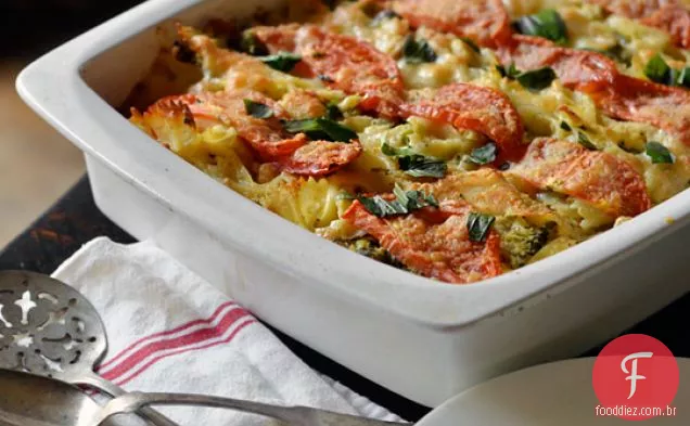 Caçarola De Macarrão Com Tomate, Brócolis E Mussarela