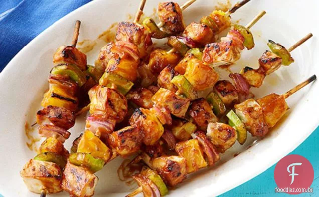 Kabobs de porco e abacaxi