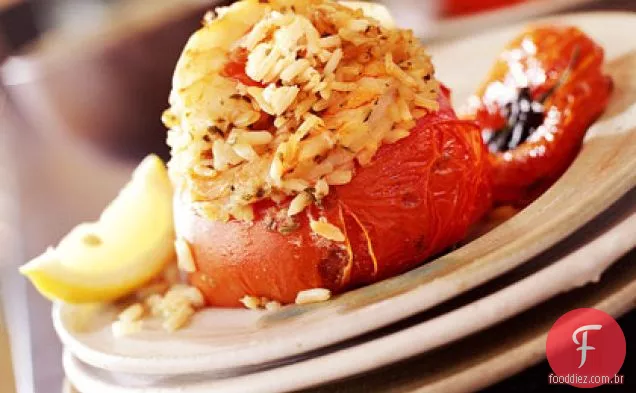 Tomates recheados com camarão e arroz