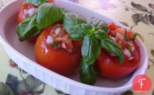 Pepinos crocantes e tomates em vinagrete de endro