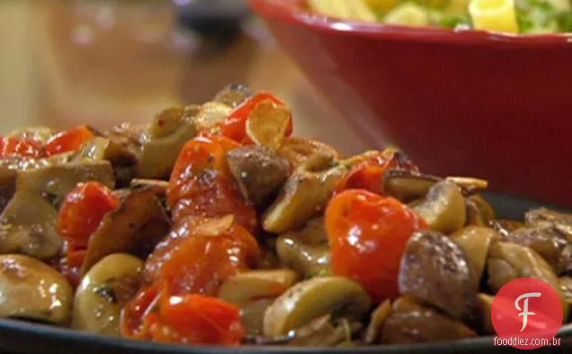 Cogumelos selvagens quentes e tomates assados