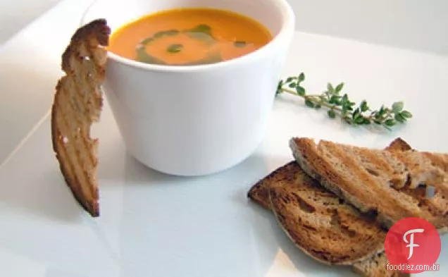 Sopa De Tomate Com Pimenta Laranja Assada Com Óleo De Manjericão E Batatas Fritas