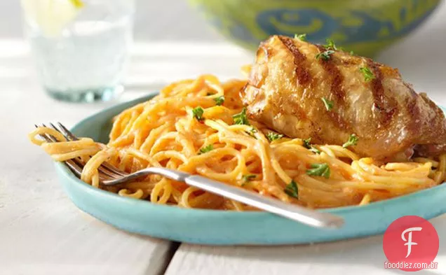 Frango grelhado com massa cremosa de pimenta vermelha