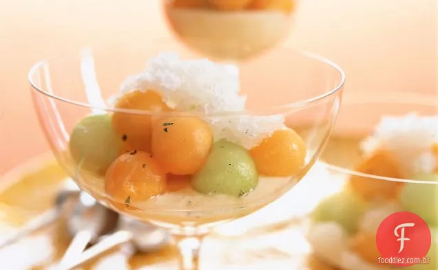 Melão cunhado com granita de baunilha e iogurte cítrico