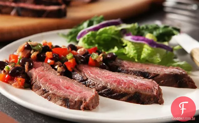 Bife de flanco com Salsa De Feijão Preto