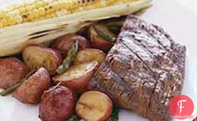 Bife de flanco assado com legumes assados e milho