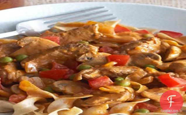 Carne cremosa e cogumelos com macarrão