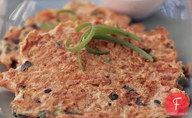 Panquecas de cenoura e gengibre desfiadas com molho asiático