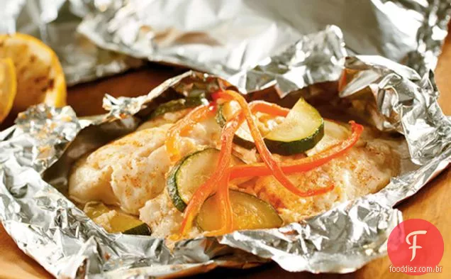 Peixe embrulhado em papel alumínio com molho cremoso de parmesão