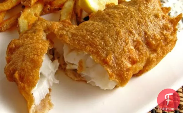 Peixe maltratado com cerveja (peixe e batatas fritas)