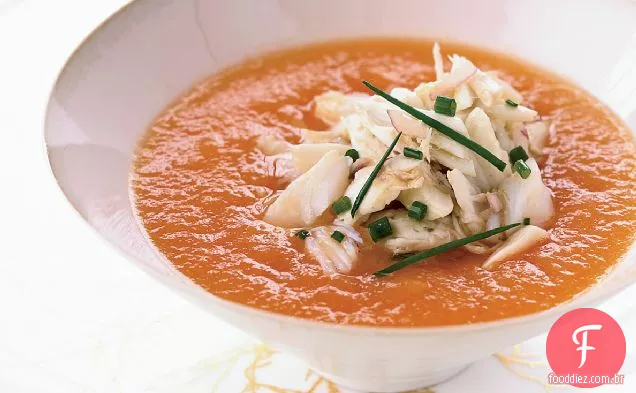 Sopa de melão de verão com caranguejo