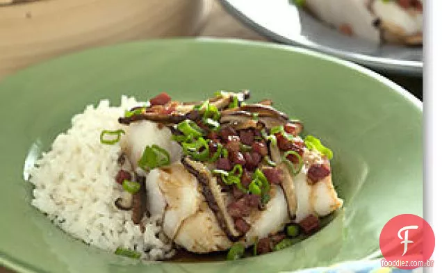Peixe Cozido No Vapor Com Presunto, Cogumelos, Gengibre, Alho E Cebolinha