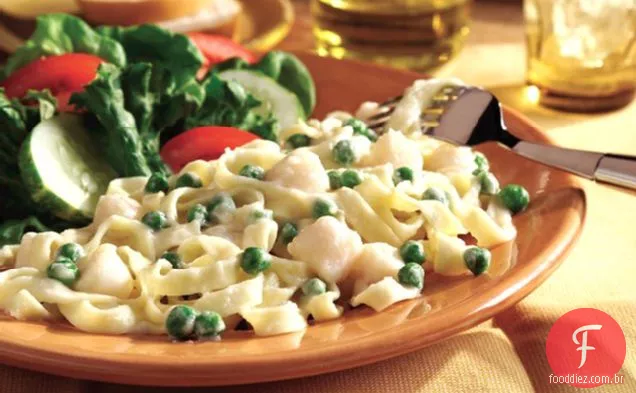 Fettuccine Alfredo com vieiras e ervilhas