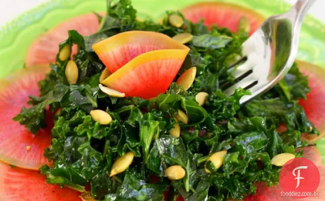 Salada de couve com rabanete de melancia em conserva rápida