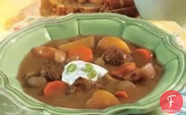 Sopa de carne e vegetais de fogão lento