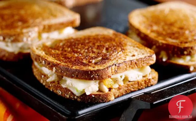 Sanduíches De Frango E Queijo Grelhados