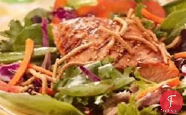Salmão grelhado, ervilhas e Salada De Mistura De Primavera com macarrão Chow Mein