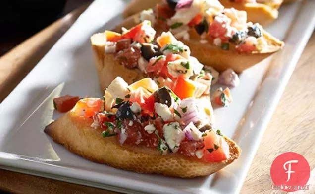 Bruschetta com manjericão, tomate e queijo Feta