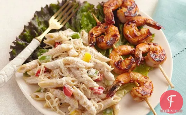 Churrasco camarão-salada de macarrão