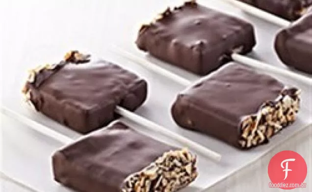 Cheesecake de amêndoa cereja em uma vara