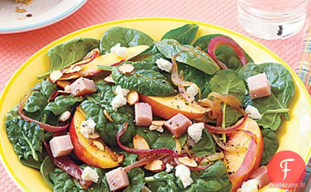 Salada de espinafre quente com cebola vermelha e nectarinas