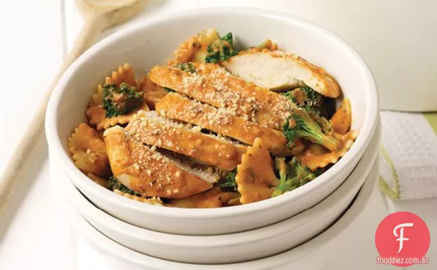 Massa cremosa com frango e brócolis