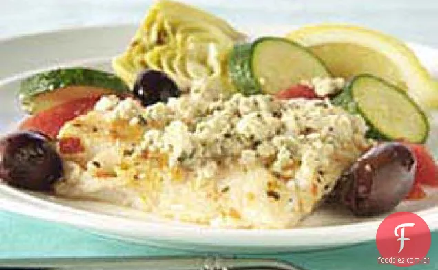 Peixe assado Mediterrâneo com azeitonas e alcachofras