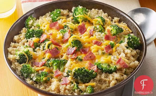 Quinoa com brócolis, queijo e Bacon