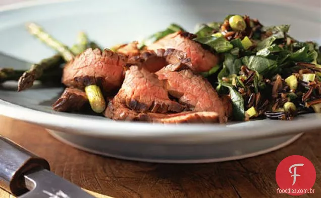 Bife de flanco asiático com aspargos e pilaf de Arroz Selvagem